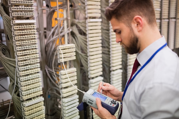 Tecnico che utilizza l'analizzatore digitale via cavo