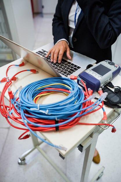 Tecnico con laptop