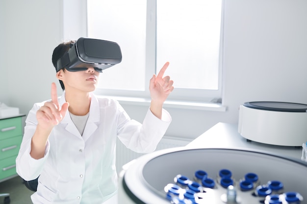 Tecnico di laboratorio che sincronizza il simulatore VR con centrifuga