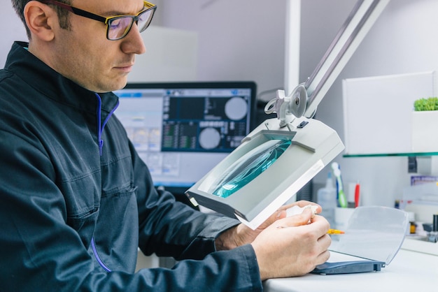 Tecnico di odontoiatria protesica che lavora nel suo ufficio