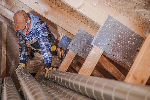 Tecnico HVAC che assembla l'apertura d'aria in casa