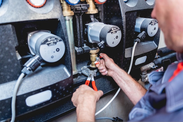 Tecnico Hvac per la manutenzione del sistema di riscaldamento e raffrescamento domestico