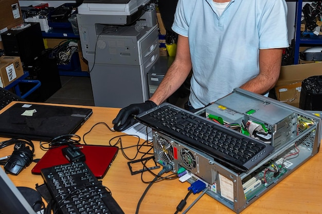 Tecnico informatico che lavora in officina