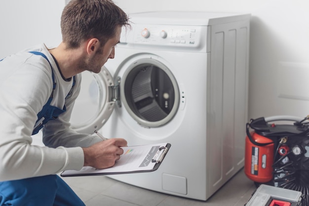 Tecnico professionista che controlla una lavatrice