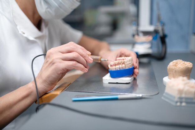 Tecnico protesico professionista che realizza porcellane dentali per il paziente