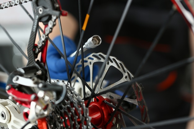 Tecnico Repair Speed Bike al primo piano dell'officina