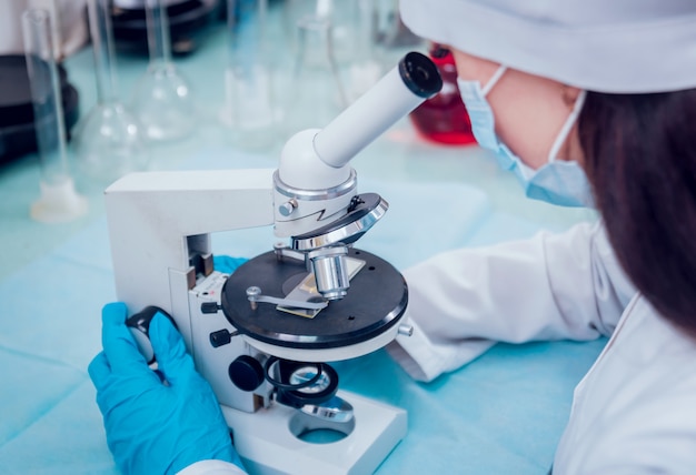 Tecnico scientifico al lavoro in laboratorio.