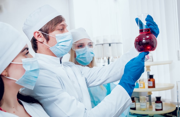 Tecnico scientifico al lavoro in laboratorio.