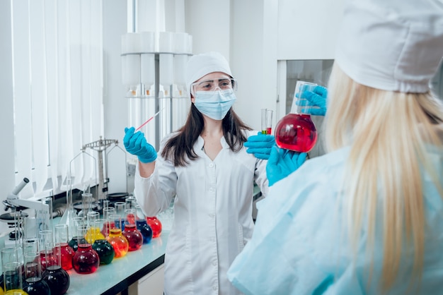 Tecnico scientifico al lavoro in laboratorio.