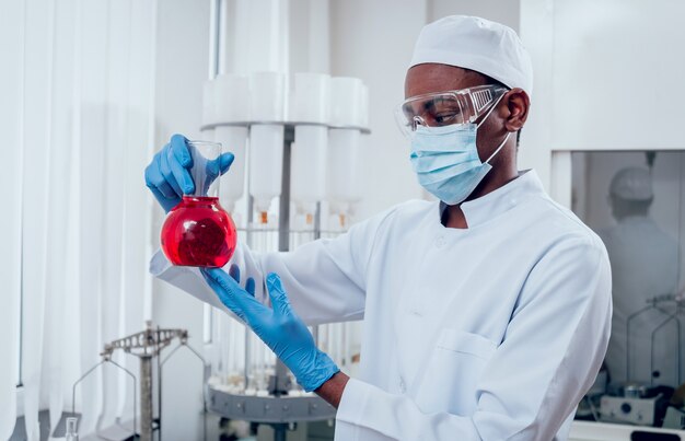 Tecnico scientifico al lavoro in laboratorio.