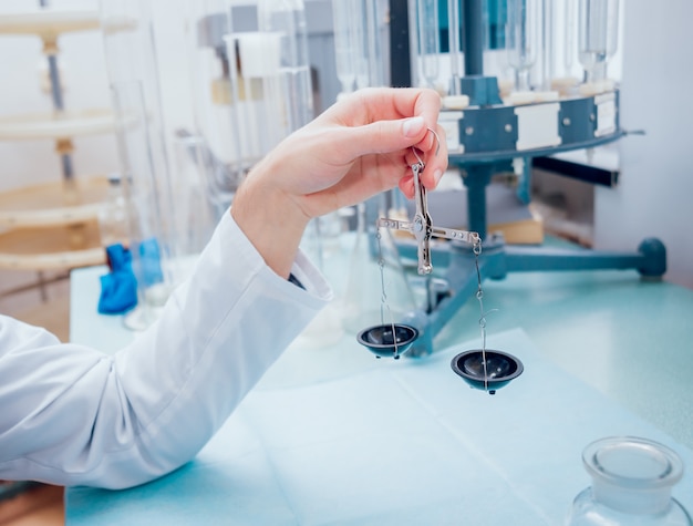 Tecnico scientifico al lavoro in laboratorio.