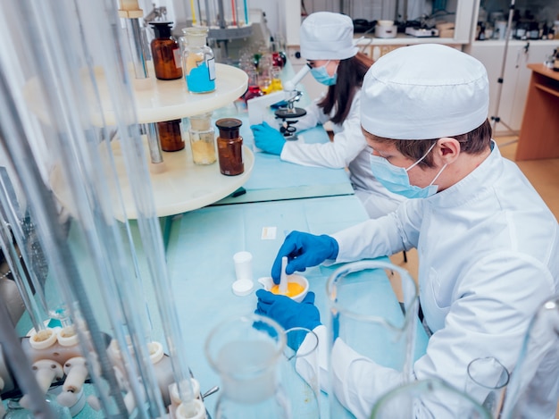 Tecnico scientifico al lavoro in laboratorio.