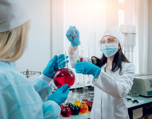 Tecnico scientifico al lavoro in laboratorio.