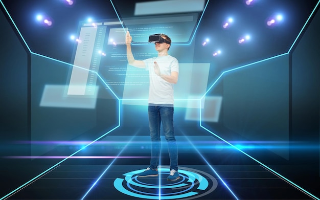 Tecnologia 3d, realtà virtuale, cyberspazio, programmazione e concetto di persone - giovane felice in cuffia per realtà virtuale o occhiali 3d che lavora con la codifica sullo schermo su sfondo scuro e luce laser
