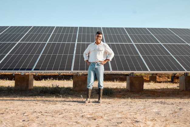 Tecnologia che semplifica l'agricoltura Inquadratura di un giovane in piedi accanto a un pannello solare in una fattoria