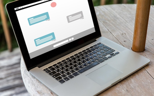 tecnologia, comunicazione internet e concetto di vita moderna - primo piano del computer portatile aperto con messaggero sullo schermo sul tavolo sulla terrazza dell'hotel