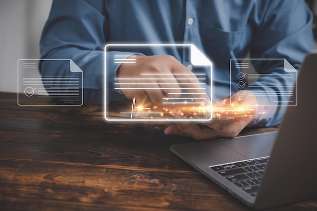 Tecnologia Concetto di firma elettronica L'uomo d'affari firma documenti elettronici su smartphone I file riportano documenti digitali sullo schermo virtuale per la firma di contratti online