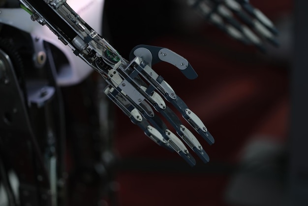 Tecnologia del braccio robotico in metallo scuro e concetto di scienza