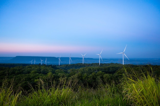 Tecnologia del campo del mulino a vento Turbina eolica sulle colline del tramonto sulla montagna di Khao Yai Thiang in Thailandia