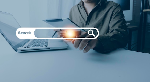Tecnologia di ricerca dei dati Ottimizzazione dei motori di ricerca Le mani dell'uomo utilizzano la tastiera di un computer per la ricerca di informazioni Utilizzo di Search Console con il tuo sito web