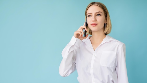 Tecnologia digitale donna sicura di chiamata d'affari