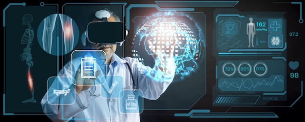 Tecnologia digitale futuristica e globale del metaverso per la salute medica, medico che indossa le migliori apparecchiature per cuffie VR per controllare gli organi interni del paziente sullo schermo, concetto di innovazione futura