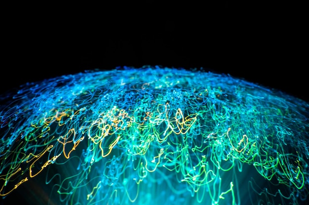 Tecnologia digitale pianeta terra modellato con linee luminose di connessione blu e verde