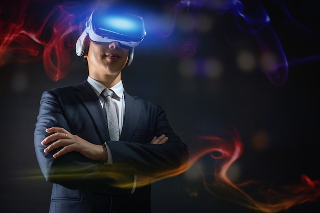 Tecnologia e concetto di innovazione di business digitale, uomo d'affari con gli occhiali di occhiali per realtà virtuale