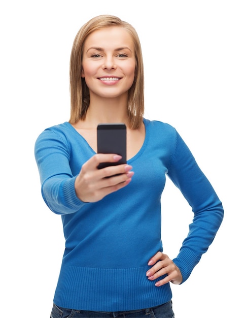 tecnologia e concetto di internet - donna sorridente che scatta foto di sé con la fotocamera dello smartphone