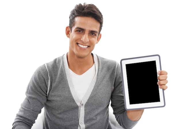 Tecnologia eccezionale Ritratto di un bel giovane sorridente e in possesso di un ipad su uno sfondo bianco