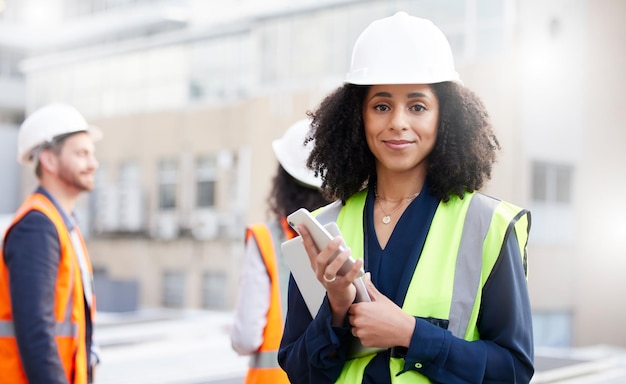 Tecnologia ingegneristica e ritratto di una donna all'aperto per pianificare un edificio o un cantiere Persona africana o ingegnere con connessione di rete in una città per la gestione del progetto con un team