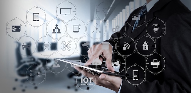 Tecnologia IOT di Internet of Things con AR Augmented Reality su uomo d'affari dashboard VR