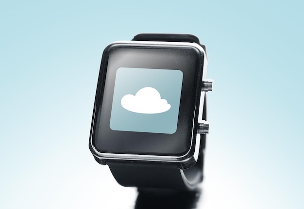 tecnologia moderna, informatica, oggetto e concetto di media - primo piano dell'orologio intelligente nero con l'icona della nuvola sullo schermo su sfondo blu