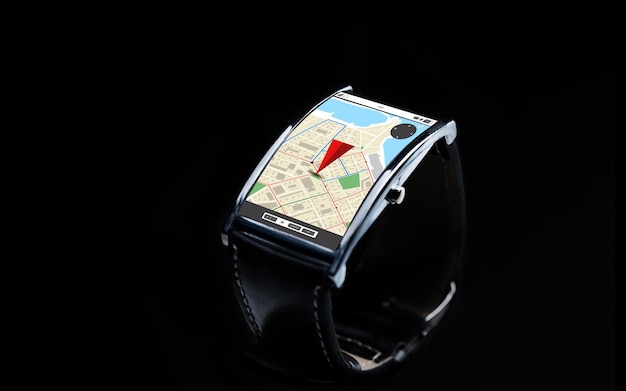 tecnologia moderna, navigazione, posizione, oggetto e concetto di media - primo piano dell'orologio intelligente nero con la mappa del navigatore gps sullo schermo