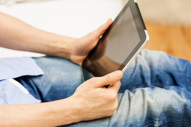 tecnologia, persone e stile di vita, concetto di apprendimento a distanza - primo piano dell'uomo che lavora con il computer tablet pc a casa