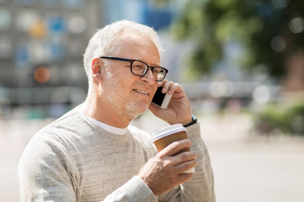 tecnologia, persone, stile di vita e concetto di comunicazione - uomo anziano felice che chiama smartphone in città