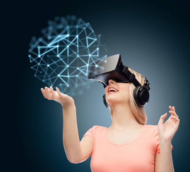 tecnologia, realtà aumentata, intrattenimento e concetto di persone - giovane donna felice con cuffie virtuali o occhiali 3d su sfondo blu scuro e proiezione low poly