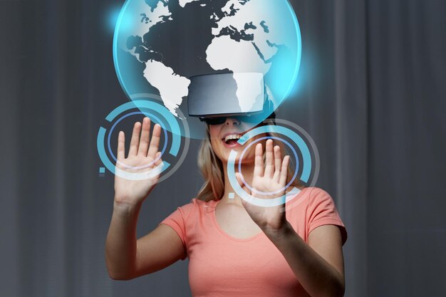 tecnologia, realtà virtuale, cyberspazio, intrattenimento e concetto di persone - giovane donna felice con cuffie per realtà virtuale o occhiali 3d a casa guardando la proiezione del globo mondiale