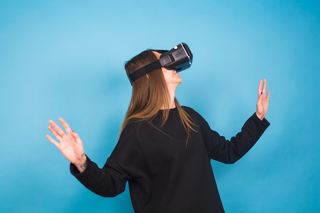 Tecnologia, realtà virtuale, intrattenimento e concetto di persone - giovane donna felice con cuffie da realtà virtuale o occhiali 3d.