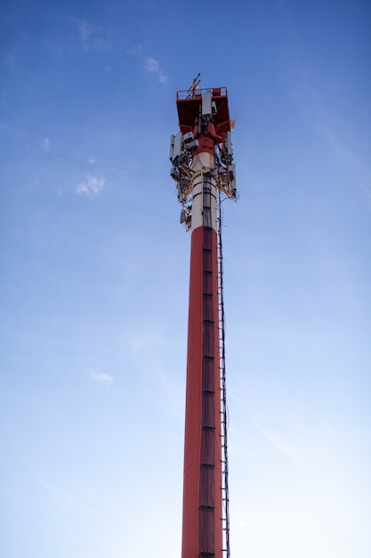 Tecnologia sulla parte superiore della torre di telecomunicazione GSM 5G,4G,3G.Antenne per telefoni cellulari sul tetto di un edificio.Antenne televisive a palo per telecomunicazioni.Stazioni di ricezione e trasmissione