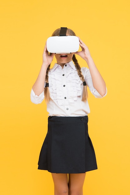 Tecnologie moderne I bambini piccoli indossano occhiali VR wireless Il bambino felice usa la tecnologia moderna l'istruzione futura torna a scuola Futuro digitale e innovazione Realtà virtuale Bambina con cuffie VR