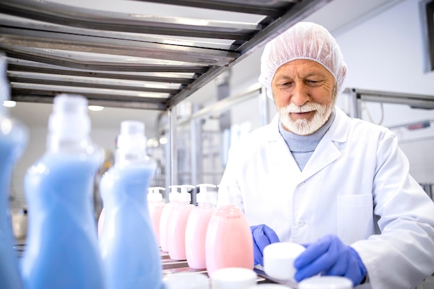 Tecnologo farmaceutico che lavora nella fabbrica di cosmetici