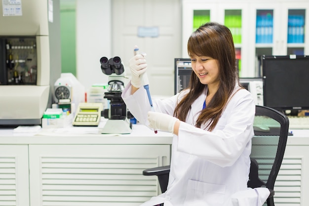 Tecnologo medico sta lavorando in laboratorio