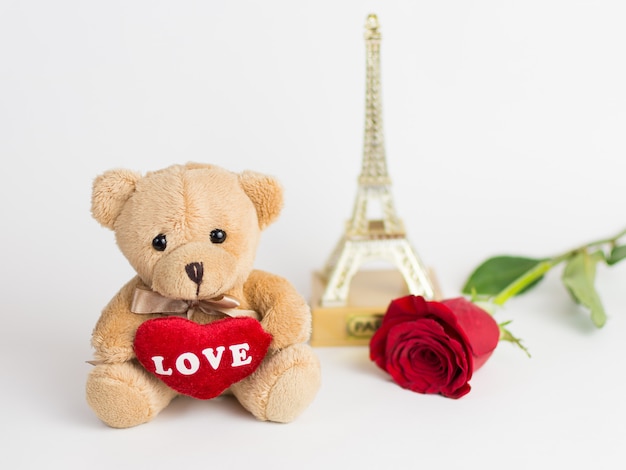 Teddy bear, rose ed eiffel tower per San Valentino