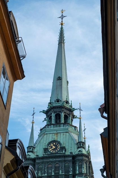 tedesco o torre della chiesa di Santa Gertrude Tyska Kyrkan in Gamla Stan Città vecchia di Stoccolma Svezia Verticale