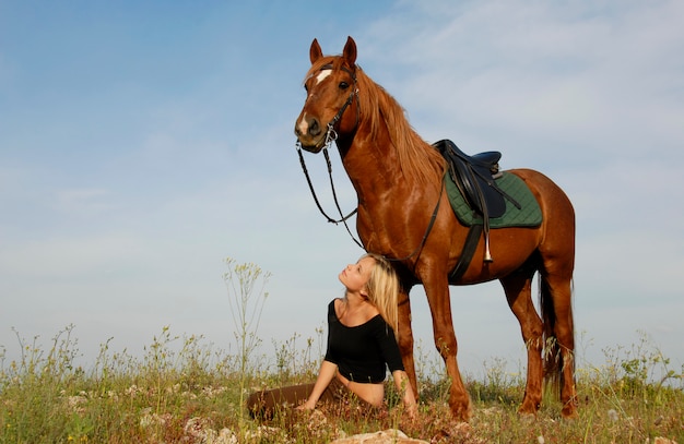 Teen e cavallo in campo