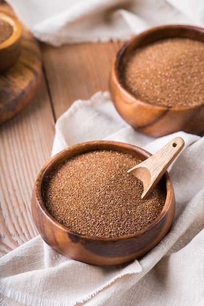 Teff antico a grana fine della cucina eritrea ed etiope e un'alternativa sana senza glutine