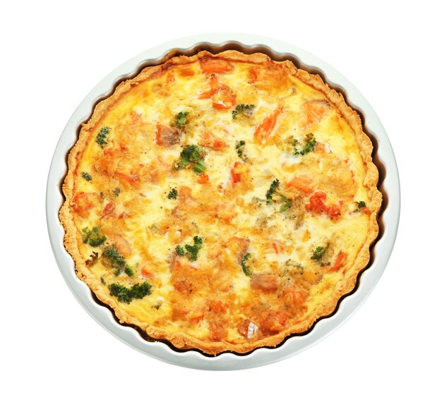 Teglia con gustosa quiche di broccoli su sfondo bianco