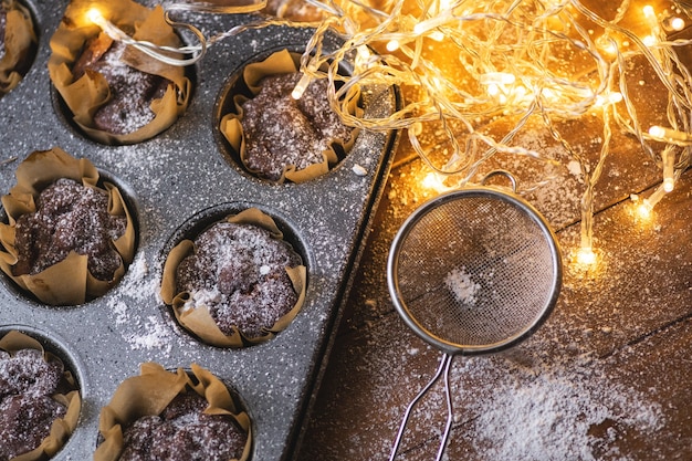 Teglia con un gustoso muffin al cioccolato sul tavolo di legno