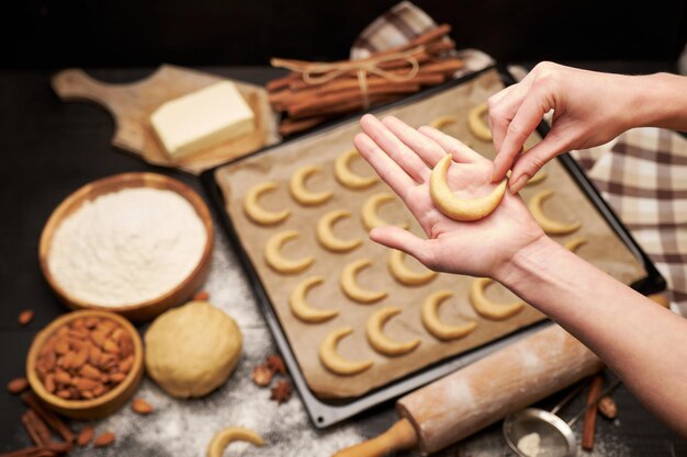 Teglia da forno con biscotti kipferl alla vaniglia Vanillekipferl tradizionali tedeschi o austriaci